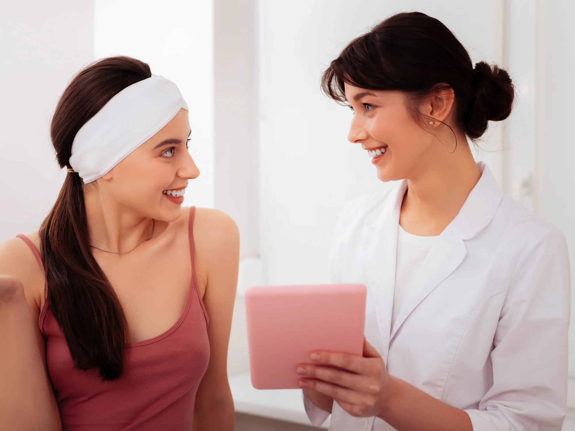 Beratung&Service-bei-Claresco-Cosmetic Kosmetikerin berät eine junge Frau - professionelle Beratung bei Claresco Cosmetic in Reichenbach